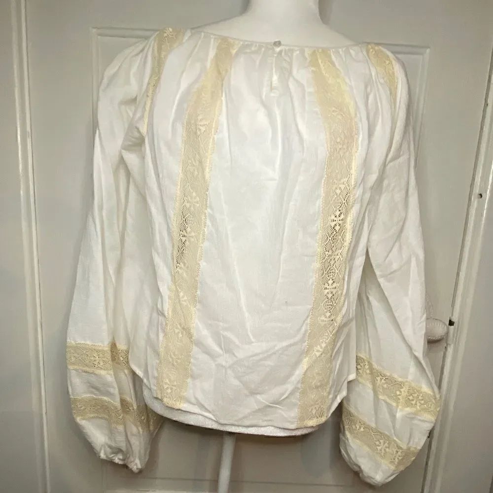BCBGMaxAzria White w Cream Lace Detail Bell Sleeve